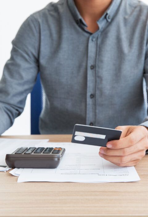 Man som skriver på ett papper