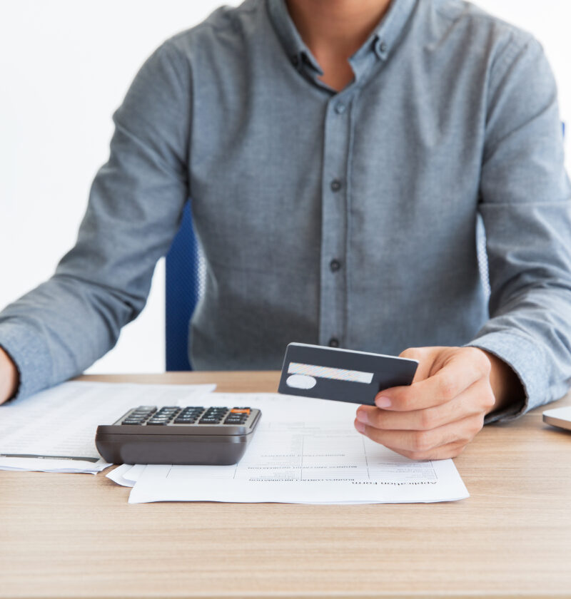 Man som skriver på ett papper