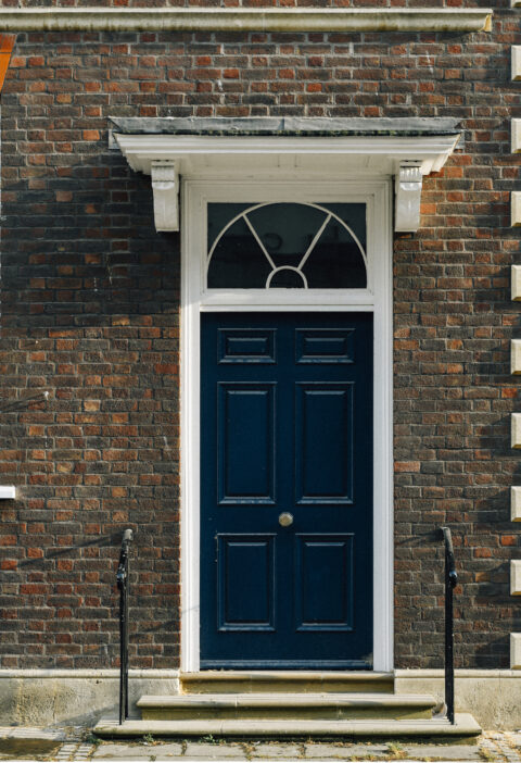 Tegelhus med ytterdörr