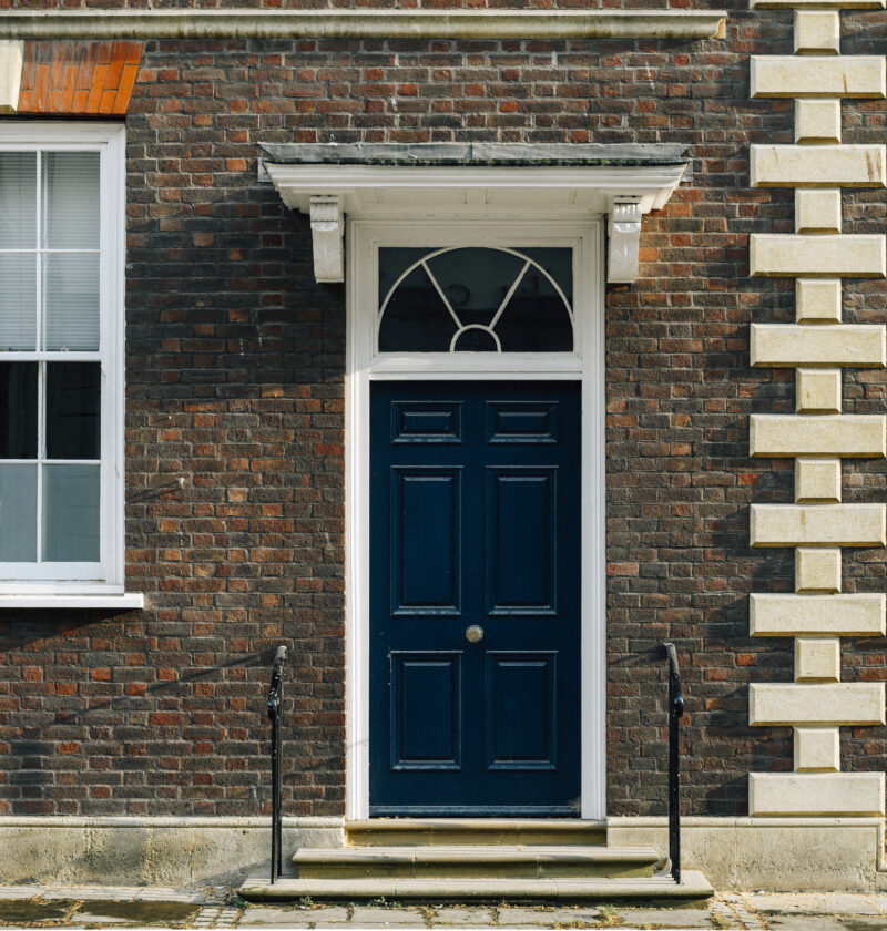 Tegelhus med ytterdörr