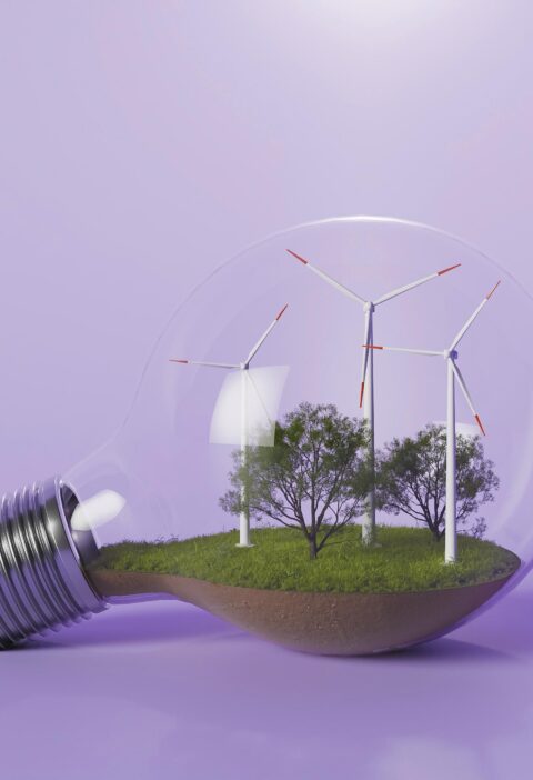 Glödlampa med vindkraftverk och träd inuti