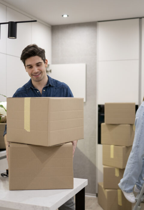 Två personer som flyttar