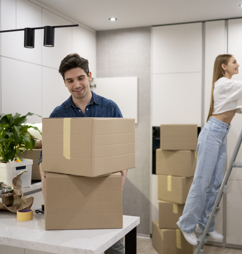 Två personer som flyttar